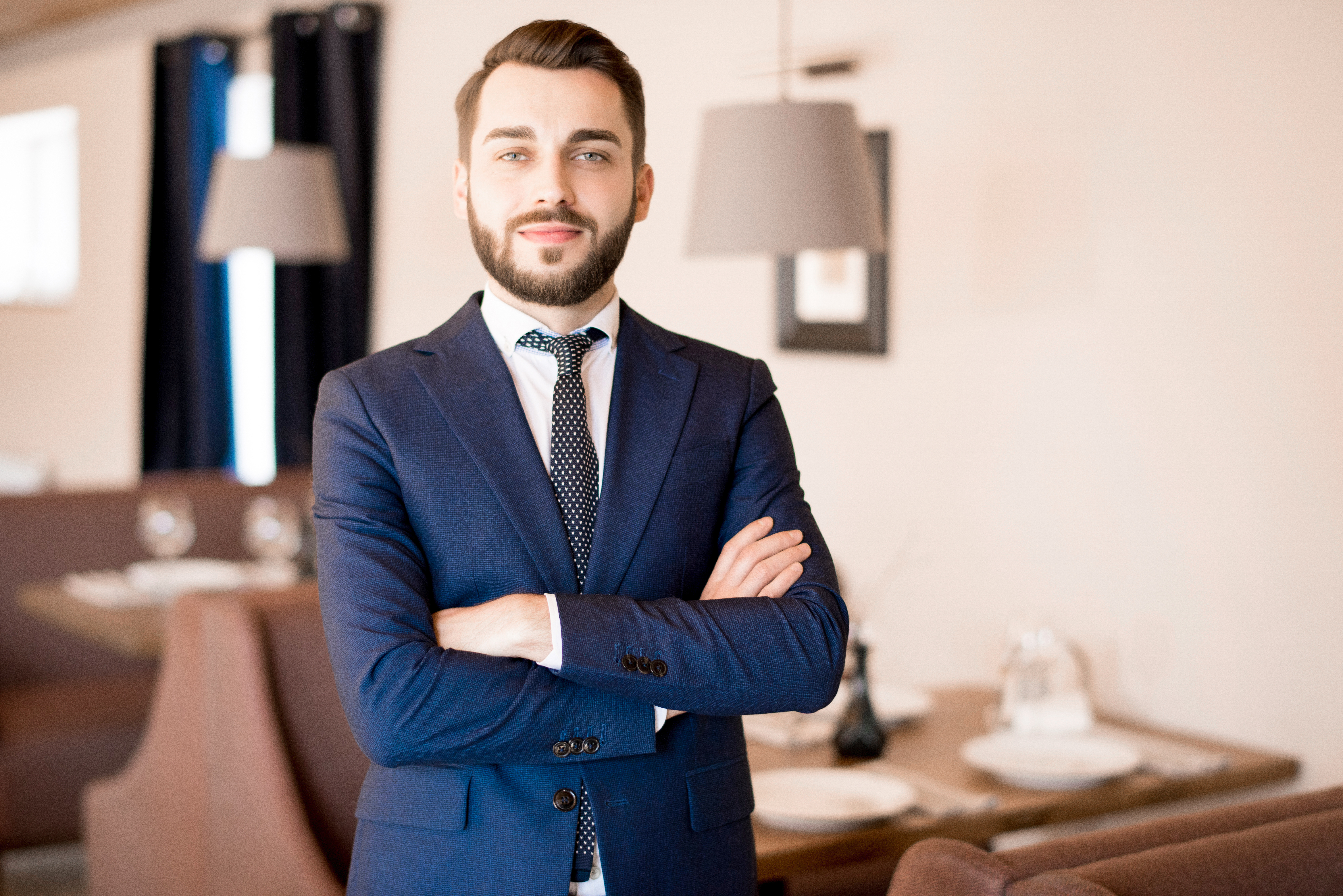 F&B Manager mit verschränkten Armen im Restaurant