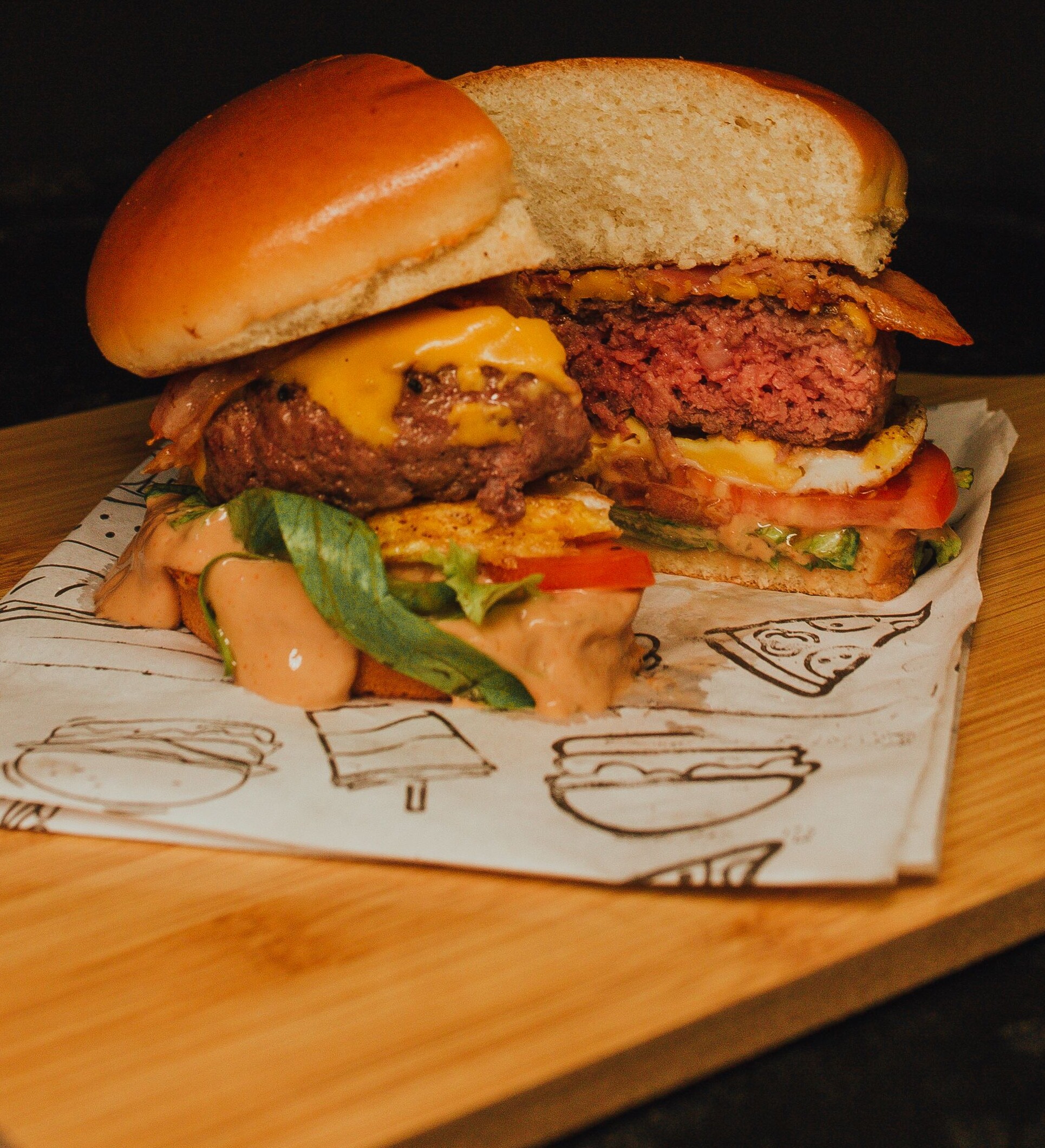 Burger auf einem Schneidebrett