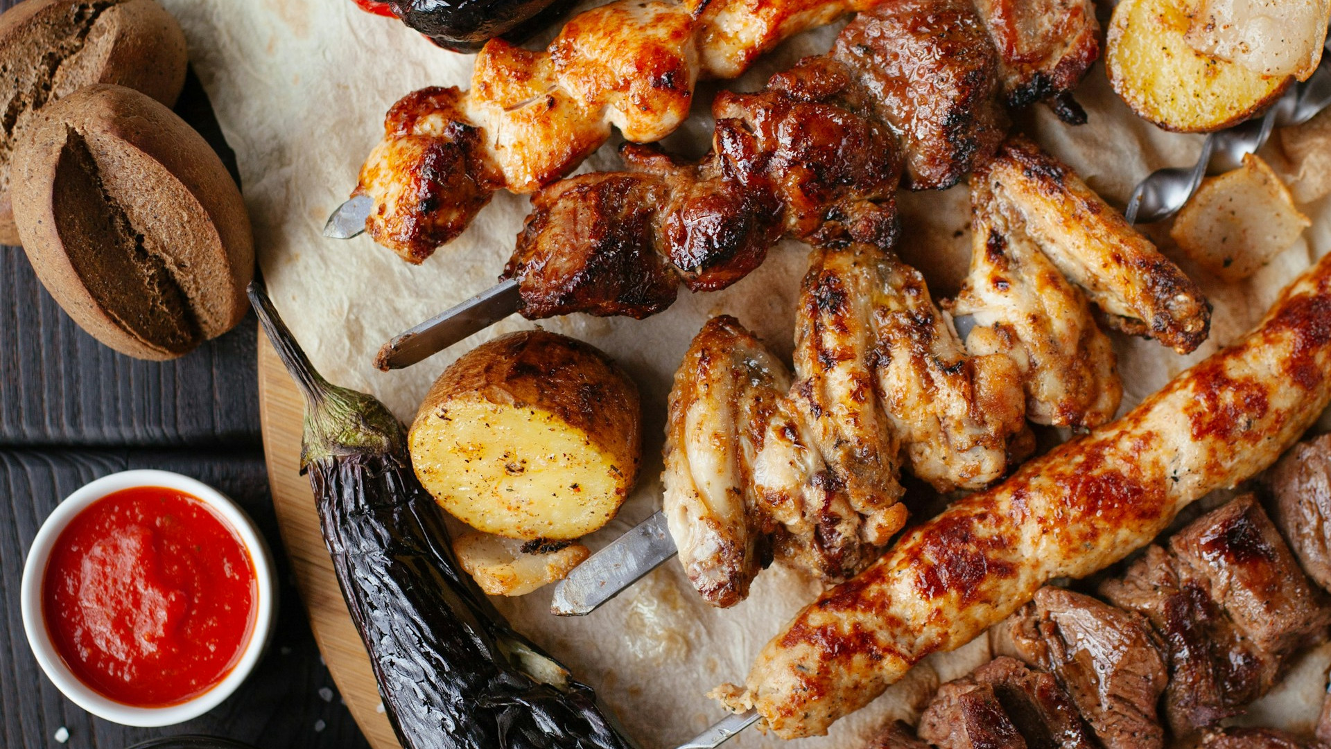 Hähnchen-Spieße Ein Teller mit Fleischgericht.