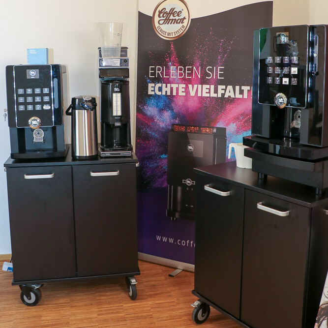 Eine Gruppe von Kaffeemaschinen auf einem Stand. Eine Gruppe von Kaffeemaschinen auf einem Stand.