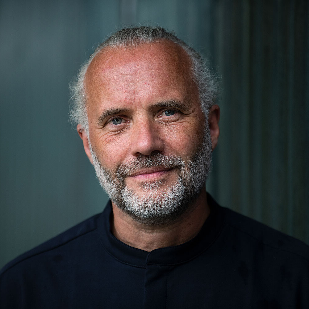 Ein Teller mit Steaks und Kräutern.