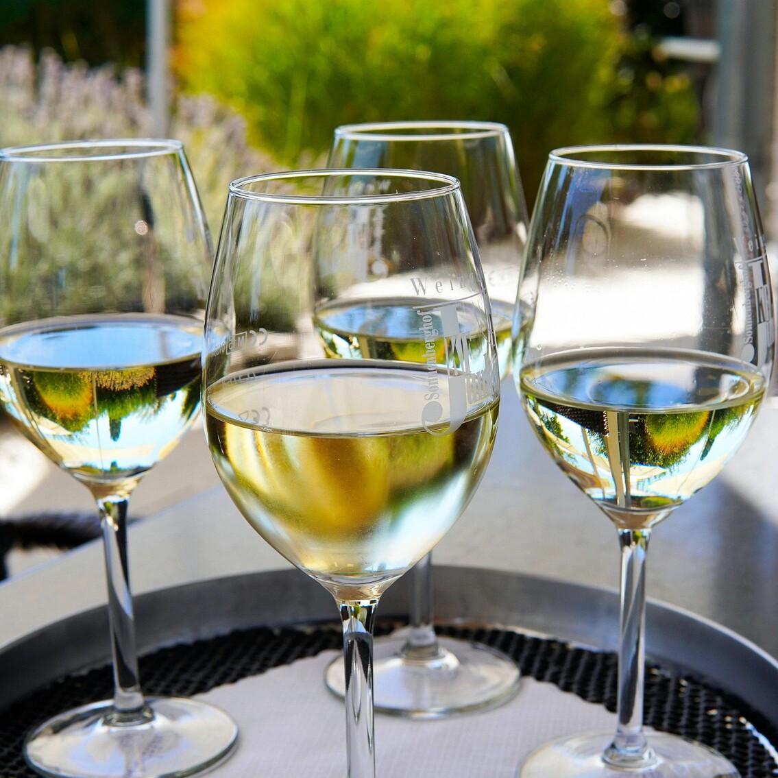 Eine Gruppe von Weingläsern auf einem Tisch Eine Gruppe von Weingläsern auf einem Tisch
