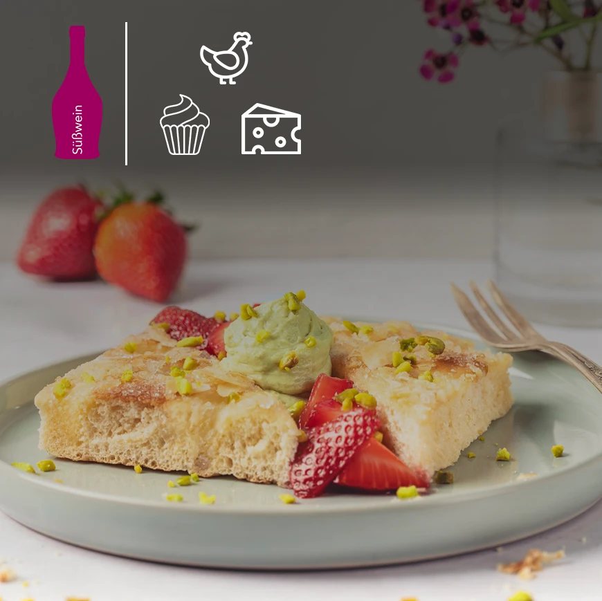 Butterkuchen mit Erdbeerragout und Pistaziensahne Butterkuchen mit Erdbeerragout und Pistaziensahne