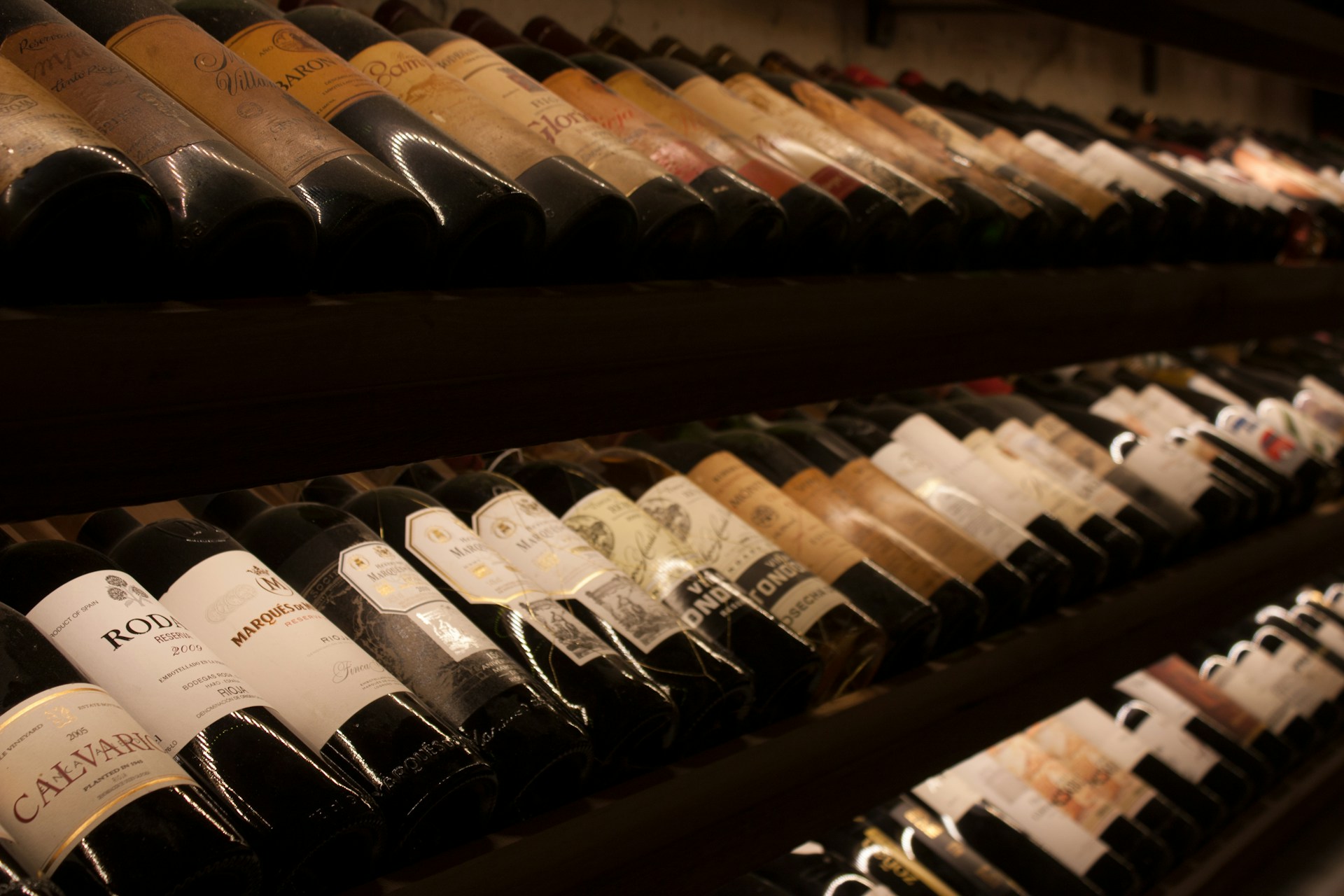 Weinregal Regal mit Weinflaschen in einem Weinkeller.