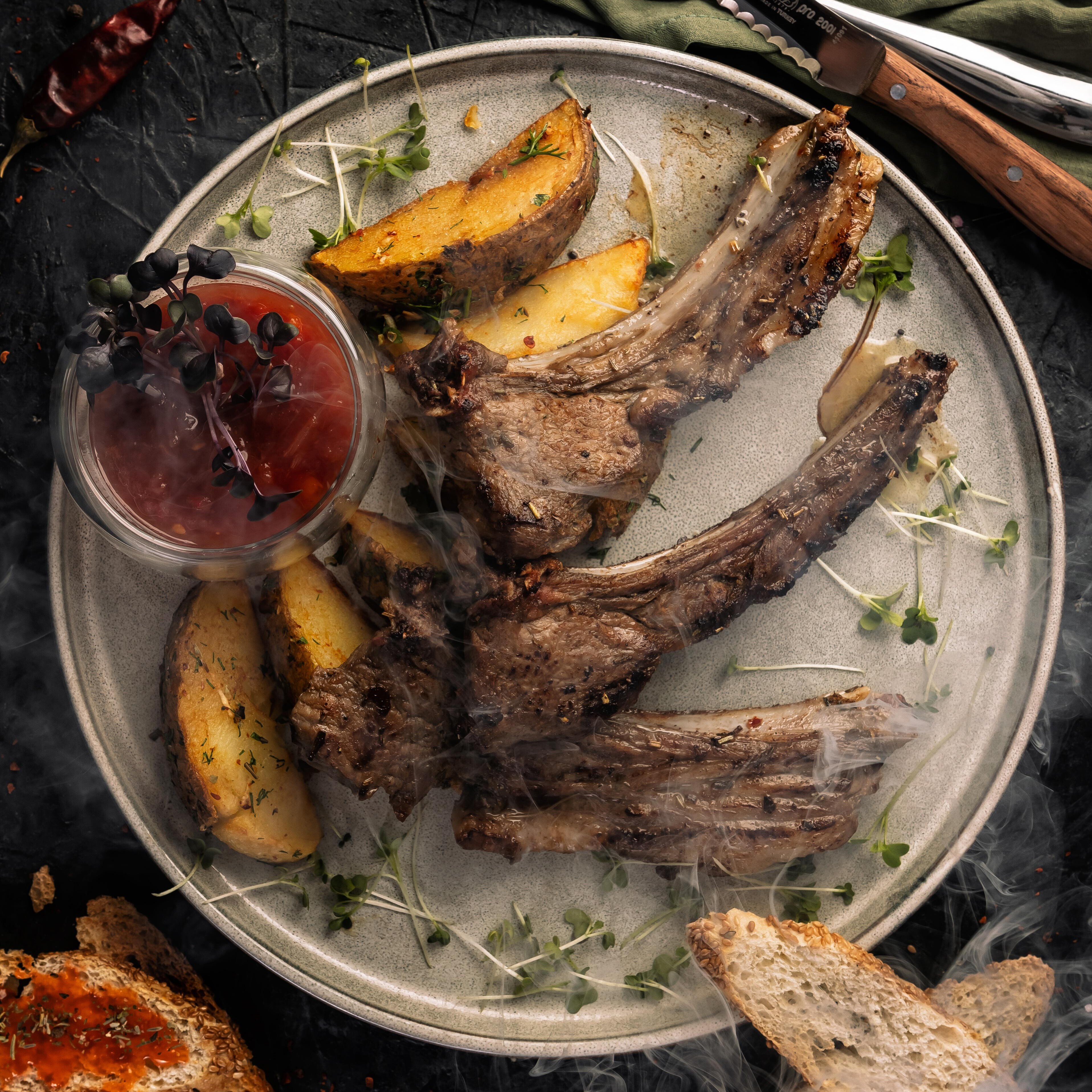 Teller mit Fleisch und Kartoffeln, serviert mit Sauce Ein Teller mit Fleisch und Kartoffeln, serviert mit Sauce.