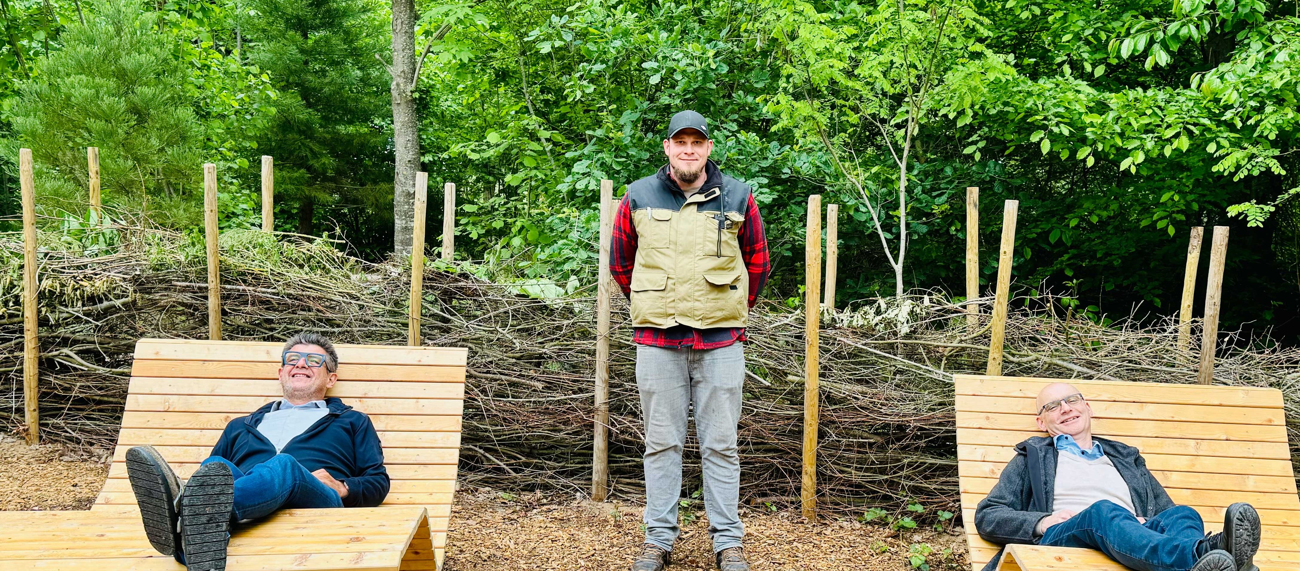 Probe liegen auf den neuen Relaxliegen im Tierpark Sommerhausen