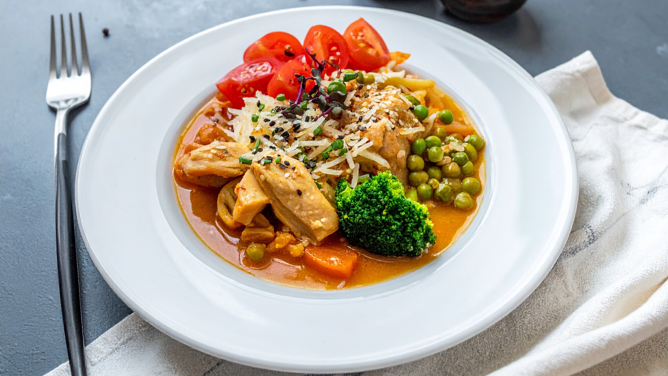 Ein Teller mit Essen, Gabel und Messer. Ein Teller mit Essen, Gabel und Messer.