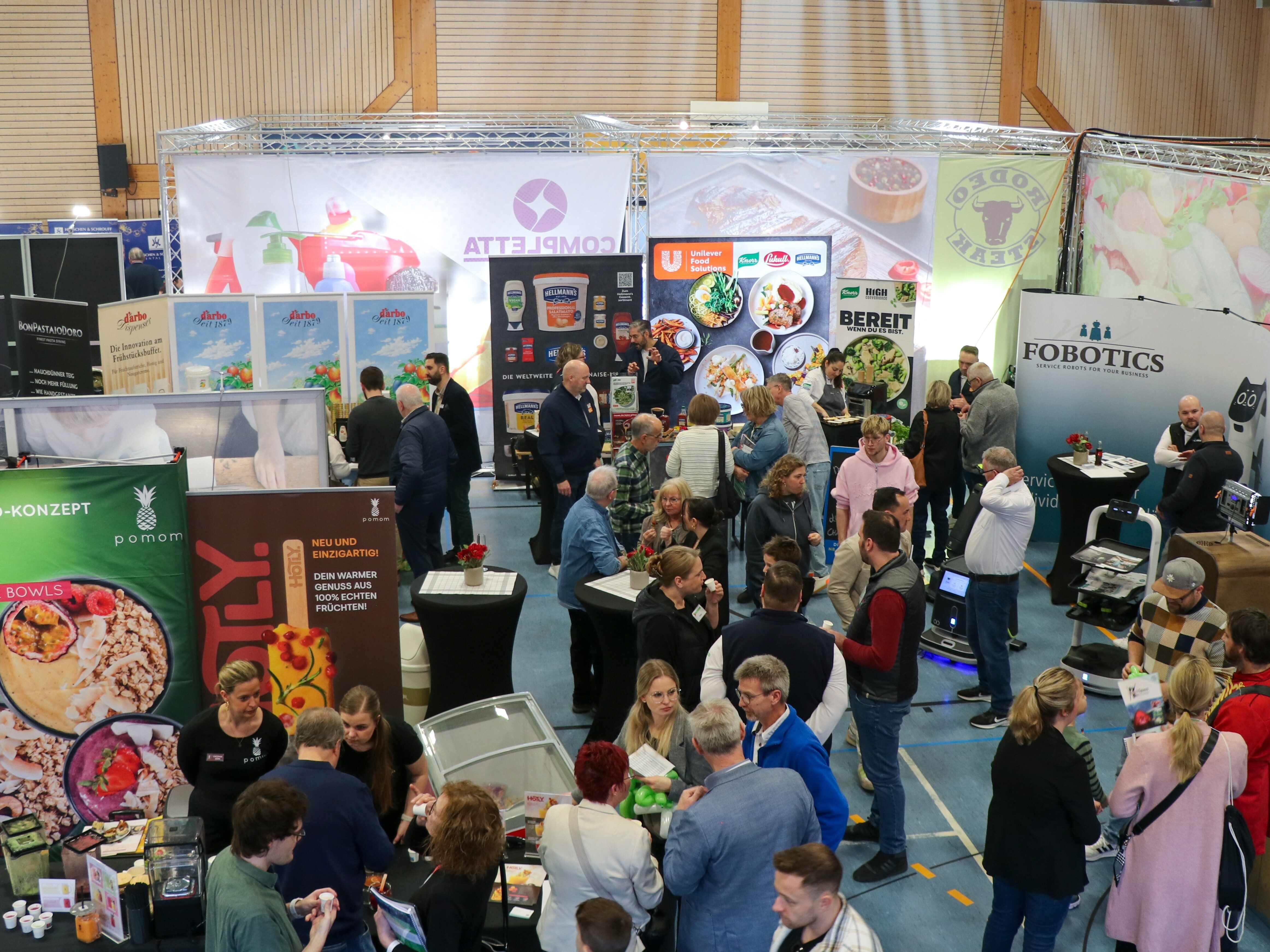 Eine Gruppe von Menschen in einem Raum