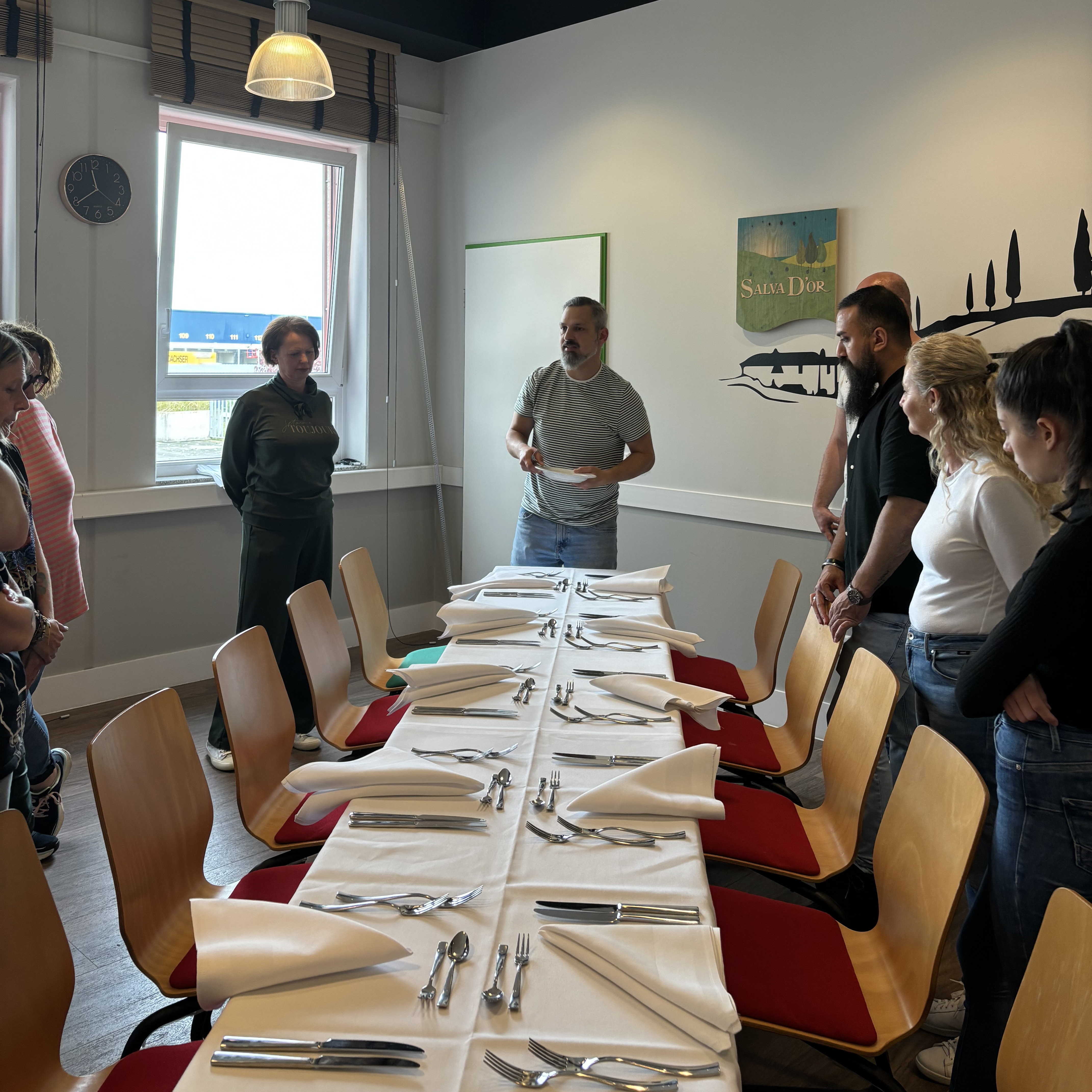 Workshop-Teilnehmer lernen Tische eindecken