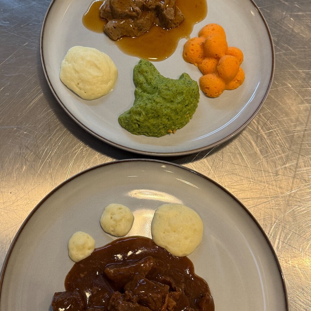 Workshop Bedürfnisgerechtes Kochen Teller mit verschiedenen Gerichten auf einem Tisch