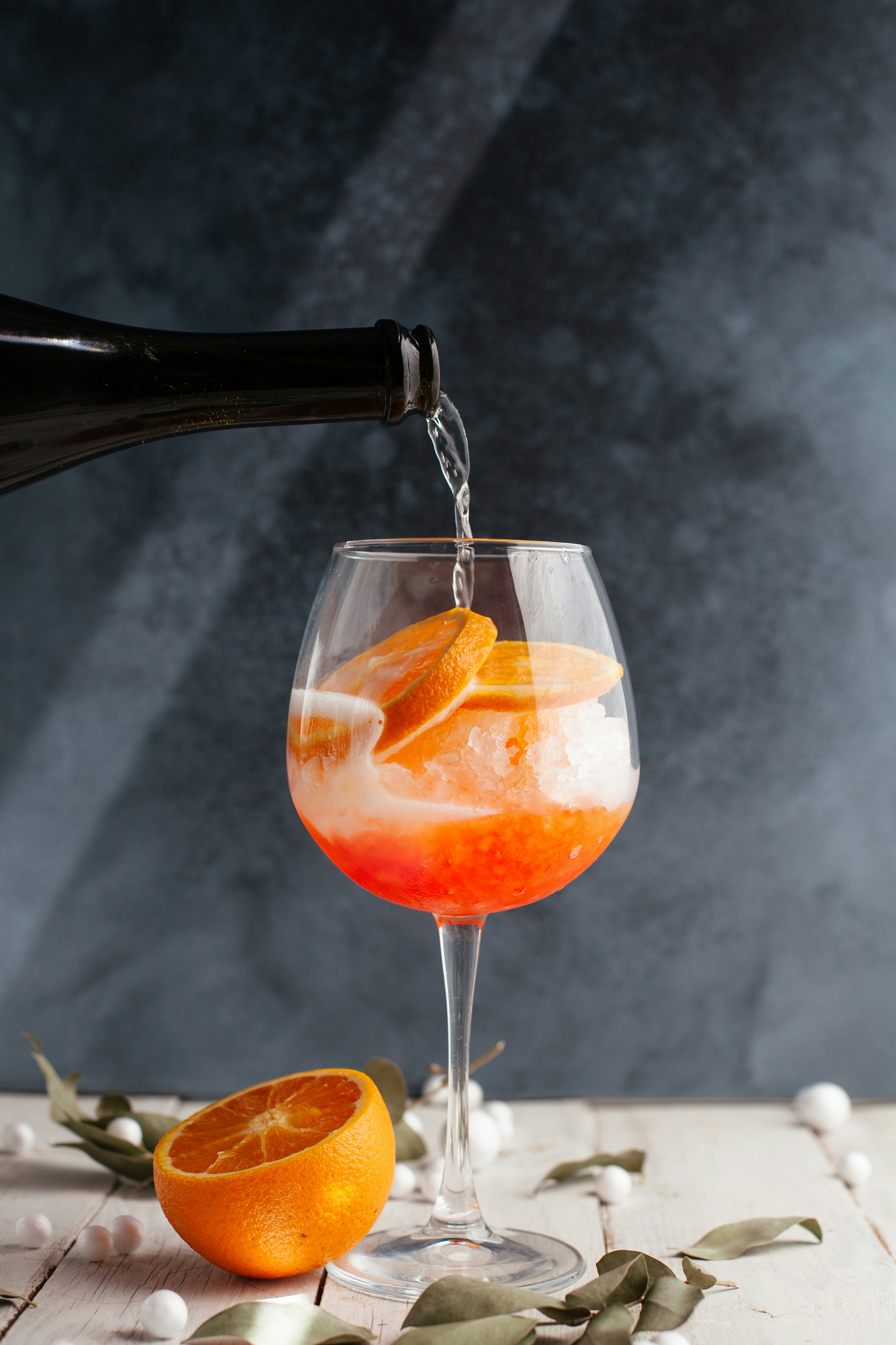 Aperol Spritz Ein Glas mit orangefarbener Flüssigkeit, möglicherweise ein Cocktail.