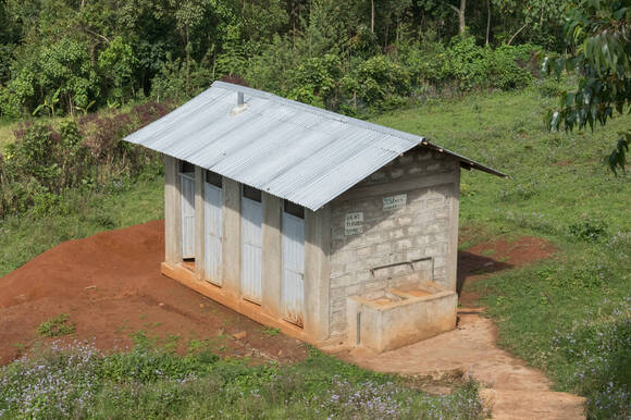 Geschlechtergetrennte Toiletten auf dem Gelände der Schule