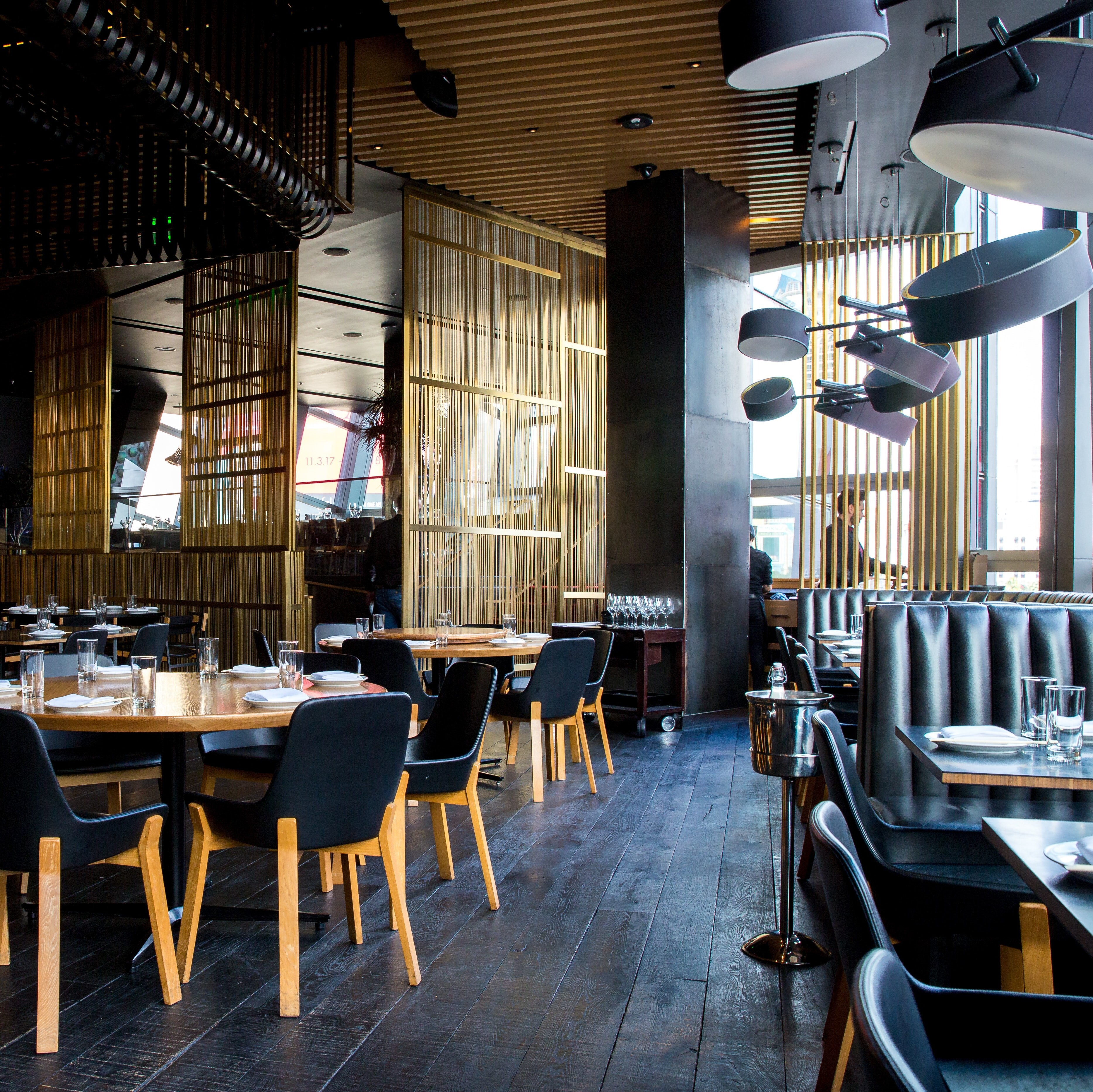 Restaurant von innen mit leeren Stühlen