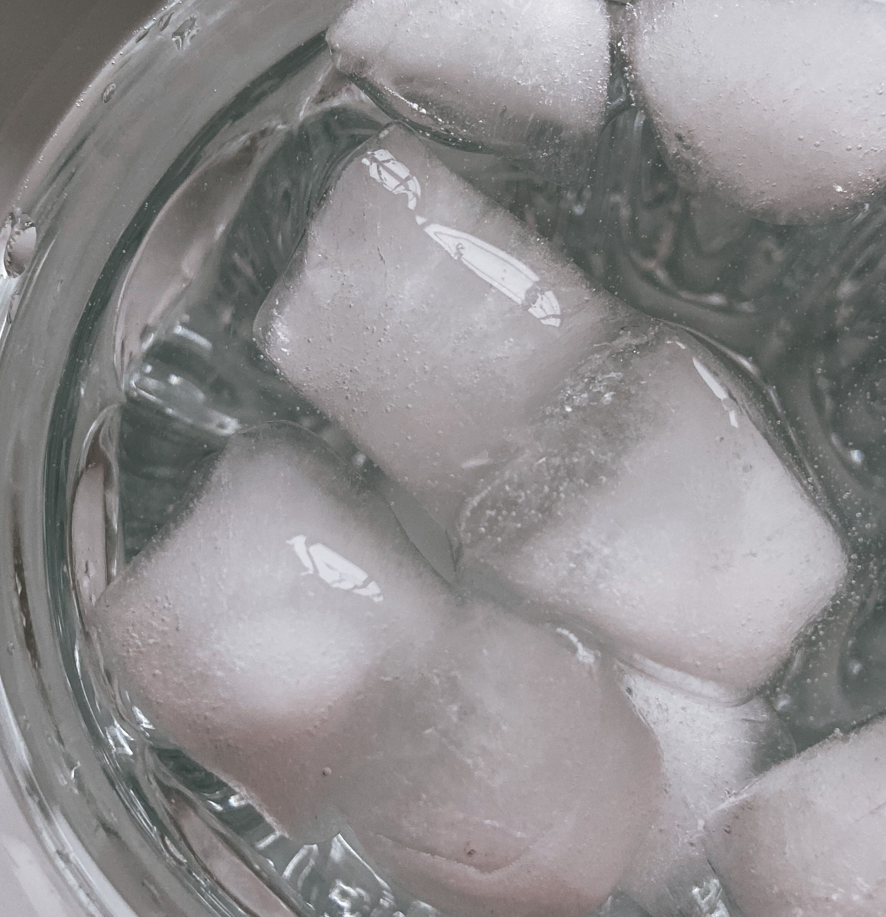 Eiswürfel in einem Glas Wasser