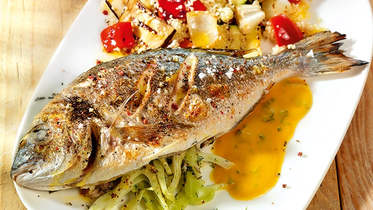 Ganze Dorade gegrillt mit Estragon-Karotten-Sauce und Gemüsecouscous